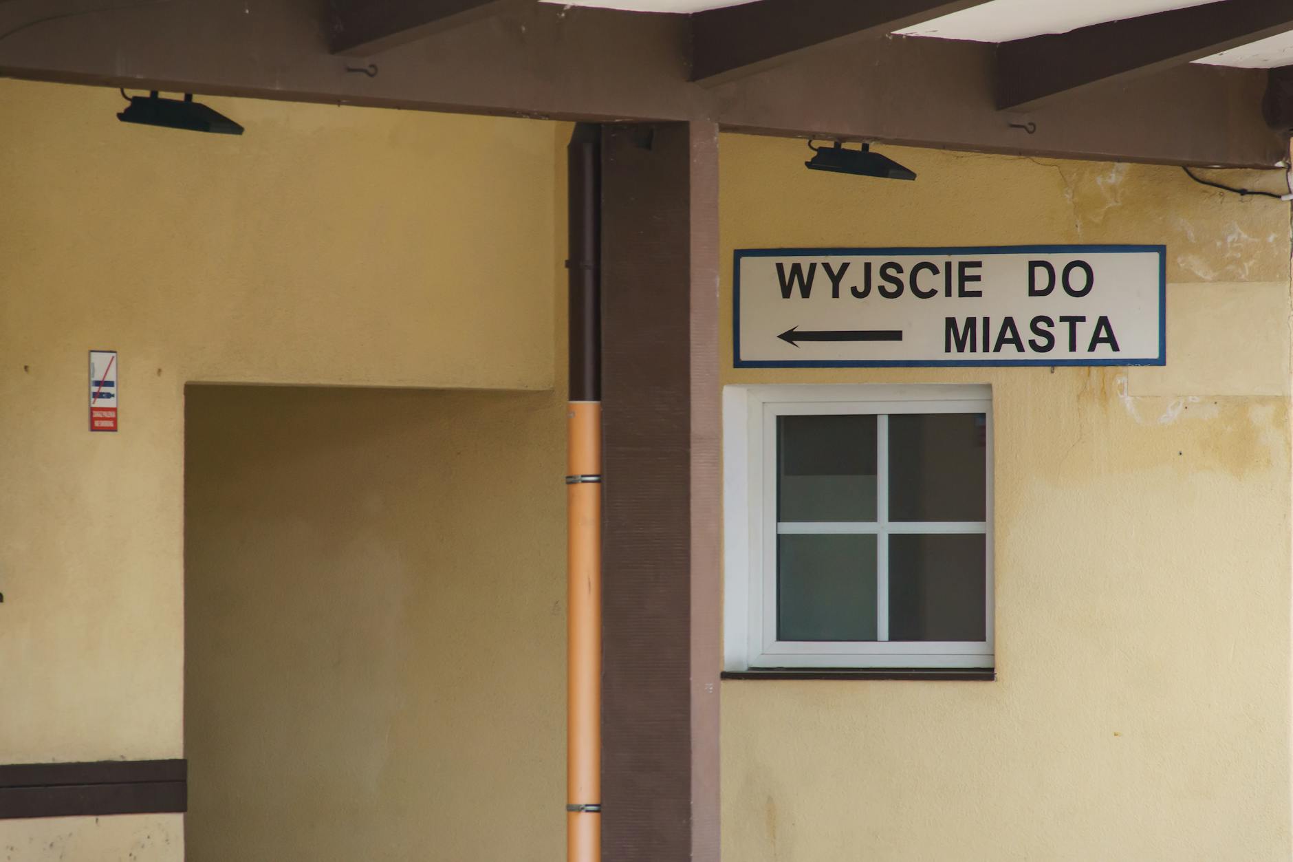 Grafika przedstawiająca kalendarz z zaznaczonymi długimi terminami oczekiwania na wizytę kardiologiczną w Przasnyszu