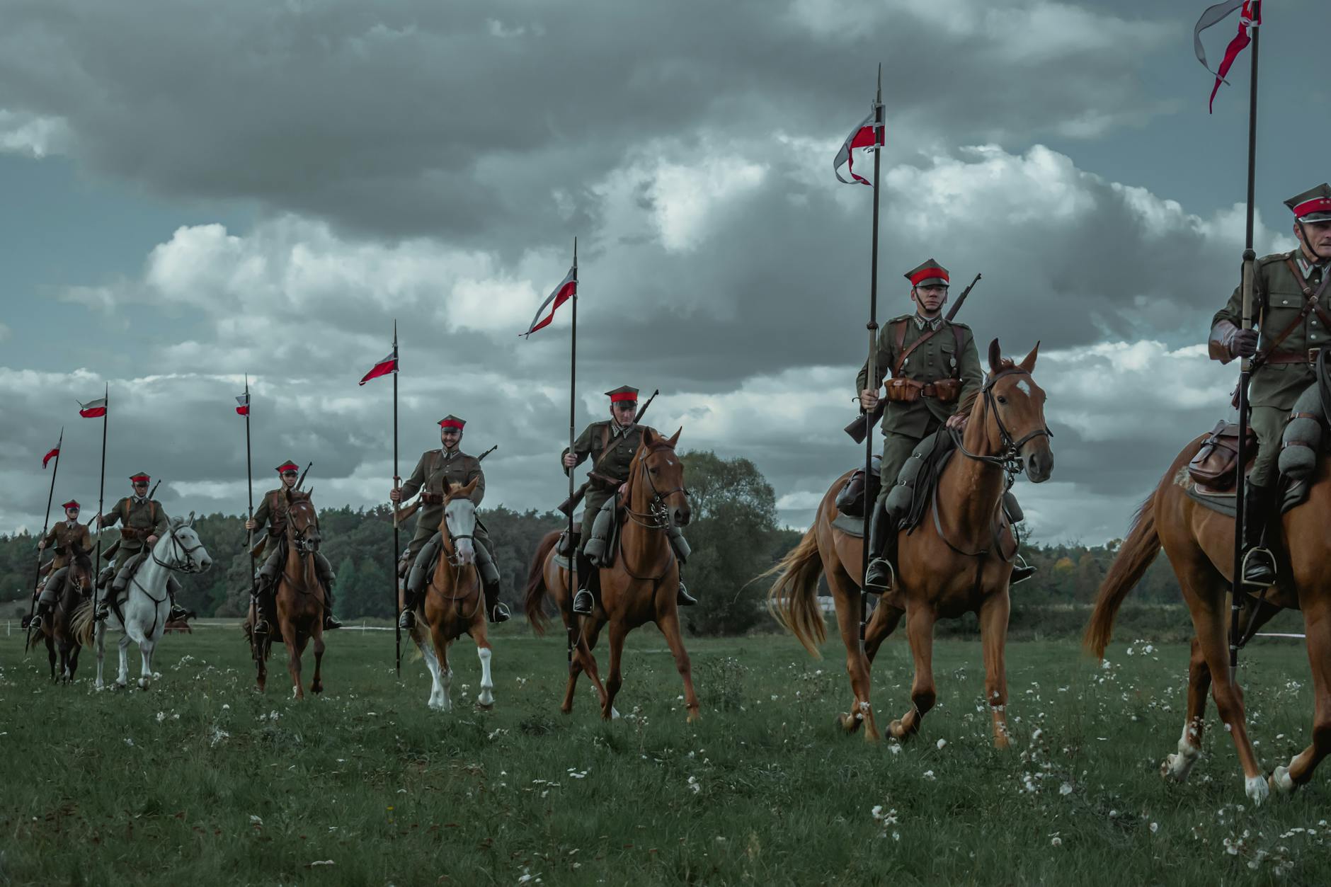 Przasnysz: Żołnierze rezerwy podczas szkolenia w 2. Ośrodku Radioelektronicznym oraz plakat Kina Światowid.